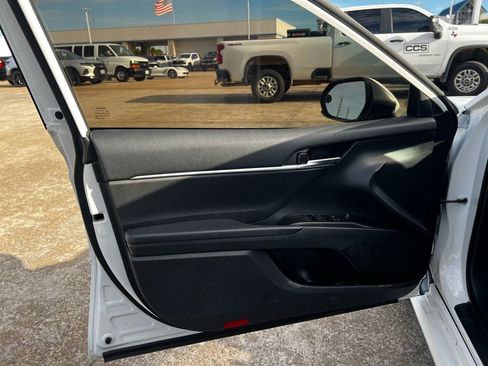 Used 2022 Toyota Camry LE image 8