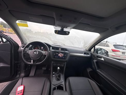 Used 2018 Volkswagen Tiguan SE w/ Panoramic Sunroof Package FWD image 6