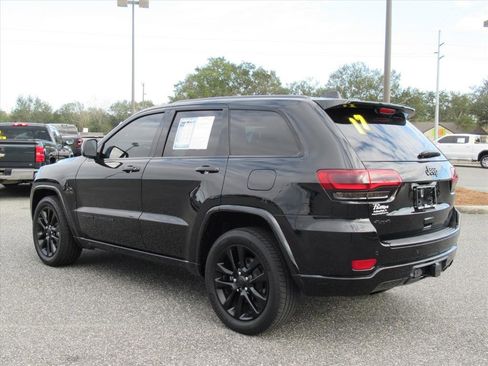 Used 2017 Jeep Grand Cherokee Altitude image 4