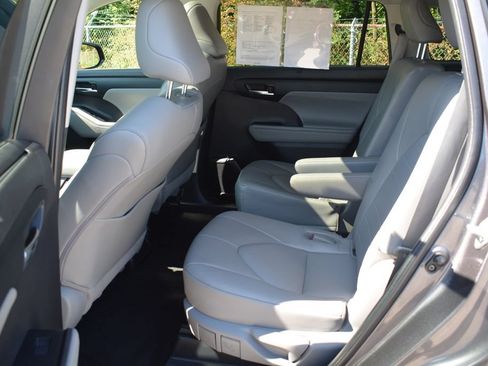 Used 2022 Toyota Highlander XLE AWD/4WD image 23