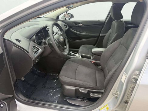 Used 2017 Chevrolet Cruze LT FWD image 10