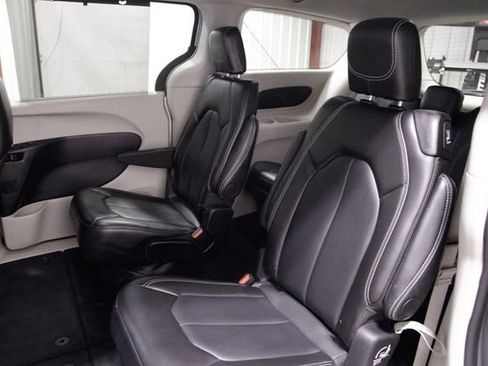 Used 2024 Chrysler Pacifica Touring-L image 17