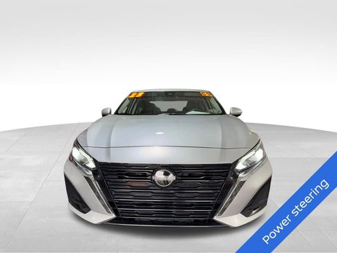 Used 2023 Nissan Altima 2.5 SV FWD image 2