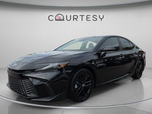 Used 2025 Toyota Camry SE FWD image 1