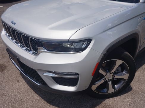 Used 2023 Jeep Grand Cherokee 4WD 4xe w/ Luxury Tech Group II image 13