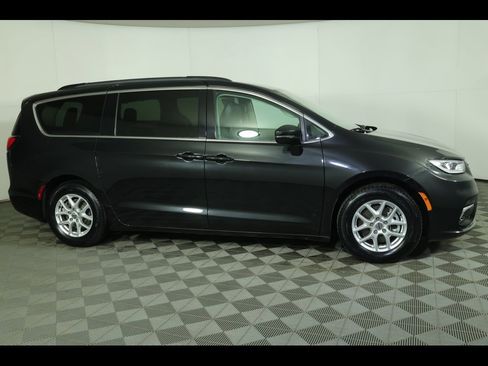 Used 2022 Chrysler Pacifica Touring-L image 17