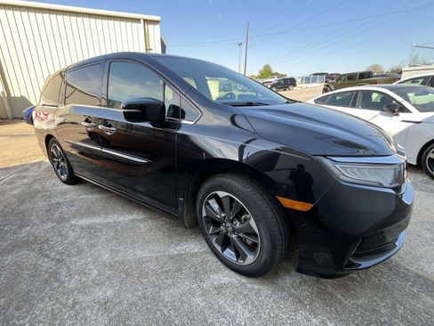Used 2023 Honda Odyssey Elite image 2