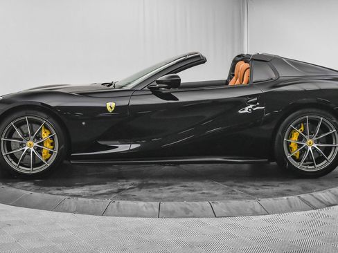 Used 2022 Ferrari 812 GTS image 5