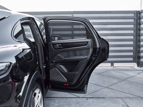 Used 2023 Porsche Cayenne Turbo GT image 32