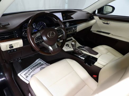 Used 2018 Lexus ES 350 w/ Navigation System Package image 10