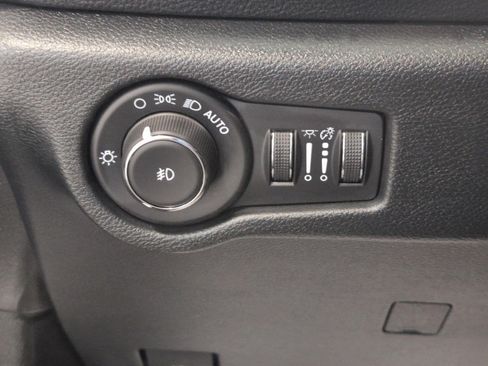 Used 2025 Chrysler Pacifica Premium FWD image 11