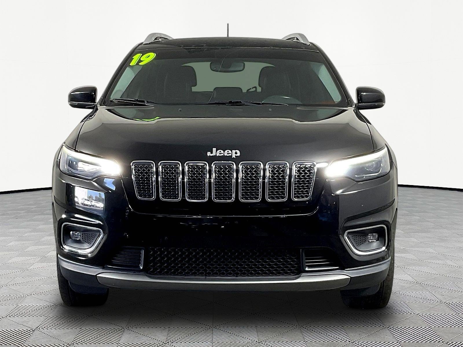 Used 2019 Jeep Cherokee Limited AWD/4WD image 2