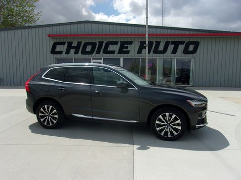 Used 2023 Volvo XC60 B5 Plus AWD/4WD image 2