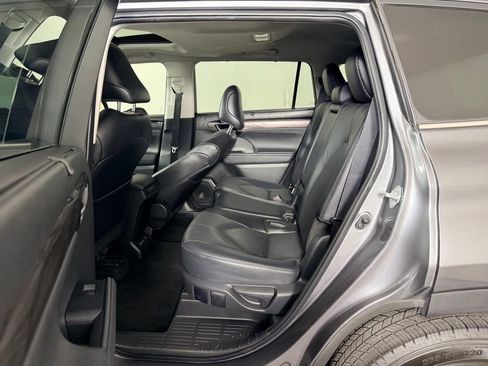 Used 2024 Toyota Highlander Limited FWD image 28
