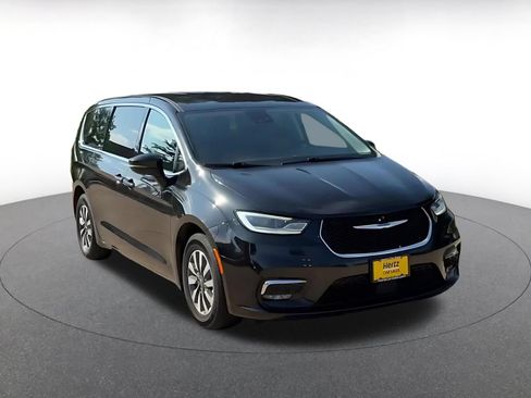 Used 2023 Chrysler Pacifica Touring-L FWD image 3
