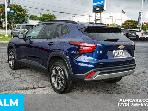 Used 2024 Chevrolet Trax LT w/ LT Convenience Package FWD image 7