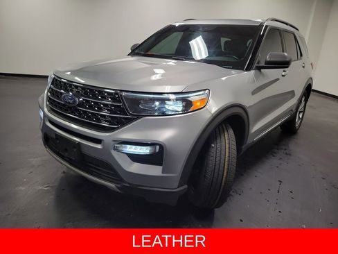 Used 2020 Ford Explorer XLT w/ Equipment Group 202A image 5