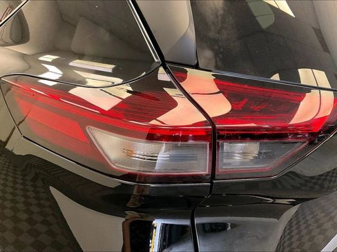 Used 2025 Nissan Rogue SV image 25