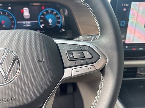 Used 2025 Volkswagen Atlas SE image 16