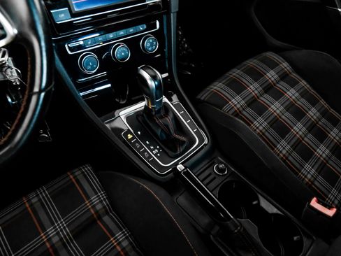 Used 2018 Volkswagen GTI SE FWD image 18