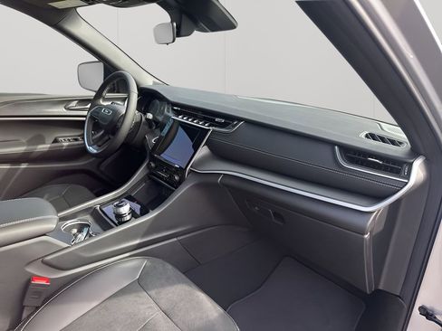 New 2025 Jeep Grand Cherokee Altitude image 14
