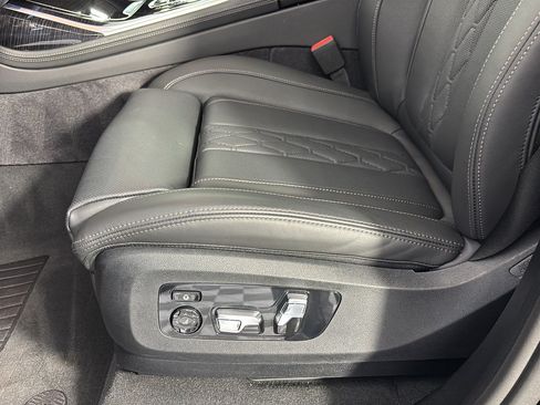 Used 2026 BMW X7 M60i AWD/4WD image 16