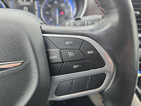 Used 2020 Chrysler Pacifica Touring-L image 16