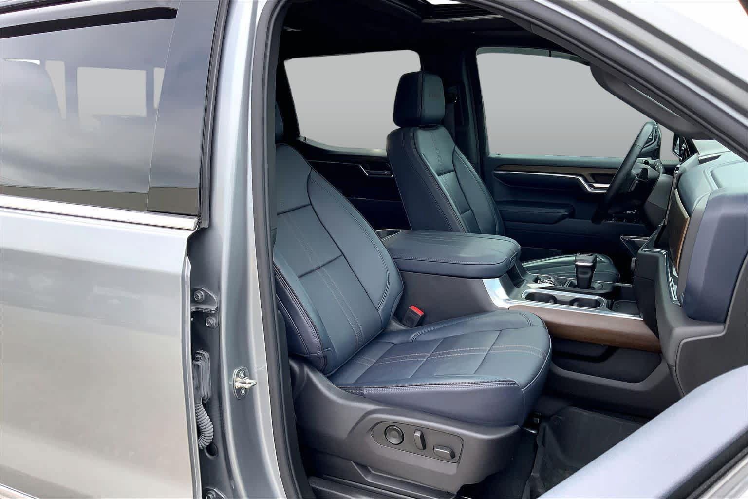 Used 2023 Chevrolet Silverado 1500 High Country w/ High Country Premium Package AWD/4WD image 15