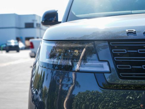 Used 2025 Land Rover Range Rover SE AWD/4WD image 10