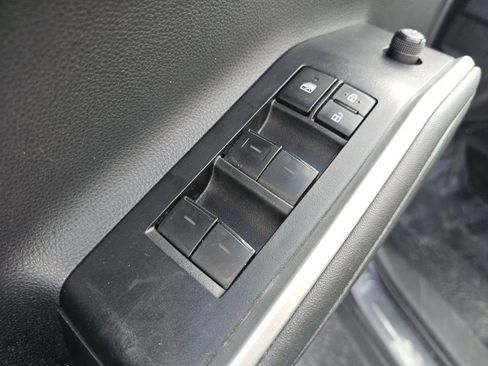 Used 2023 Toyota Highlander XLE AWD/4WD image 29