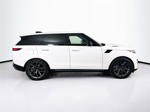Used 2025 Land Rover Range Rover Sport SE image 4