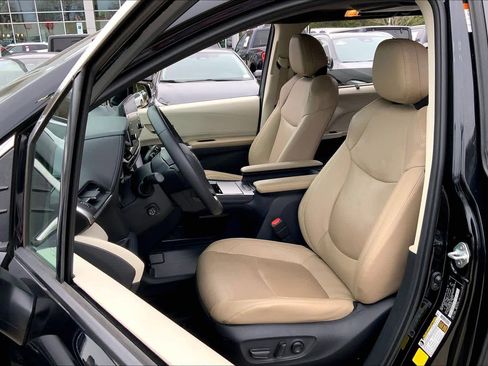 Used 2021 Toyota Sienna Limited image 8