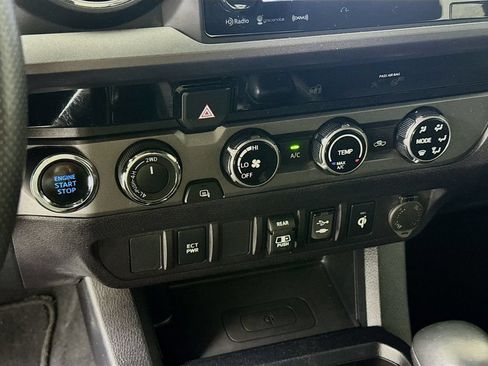 Used 2018 Toyota Tacoma TRD Sport AWD/4WD image 17