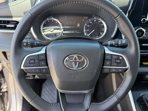 Used 2025 Toyota Highlander XLE FWD image 11