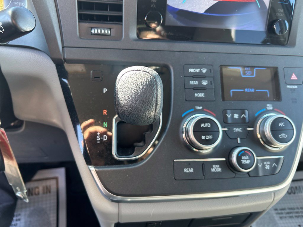 Used 2015 Toyota Sienna LE FWD image 31