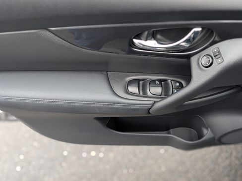 Used 2019 Nissan Rogue SV image 26