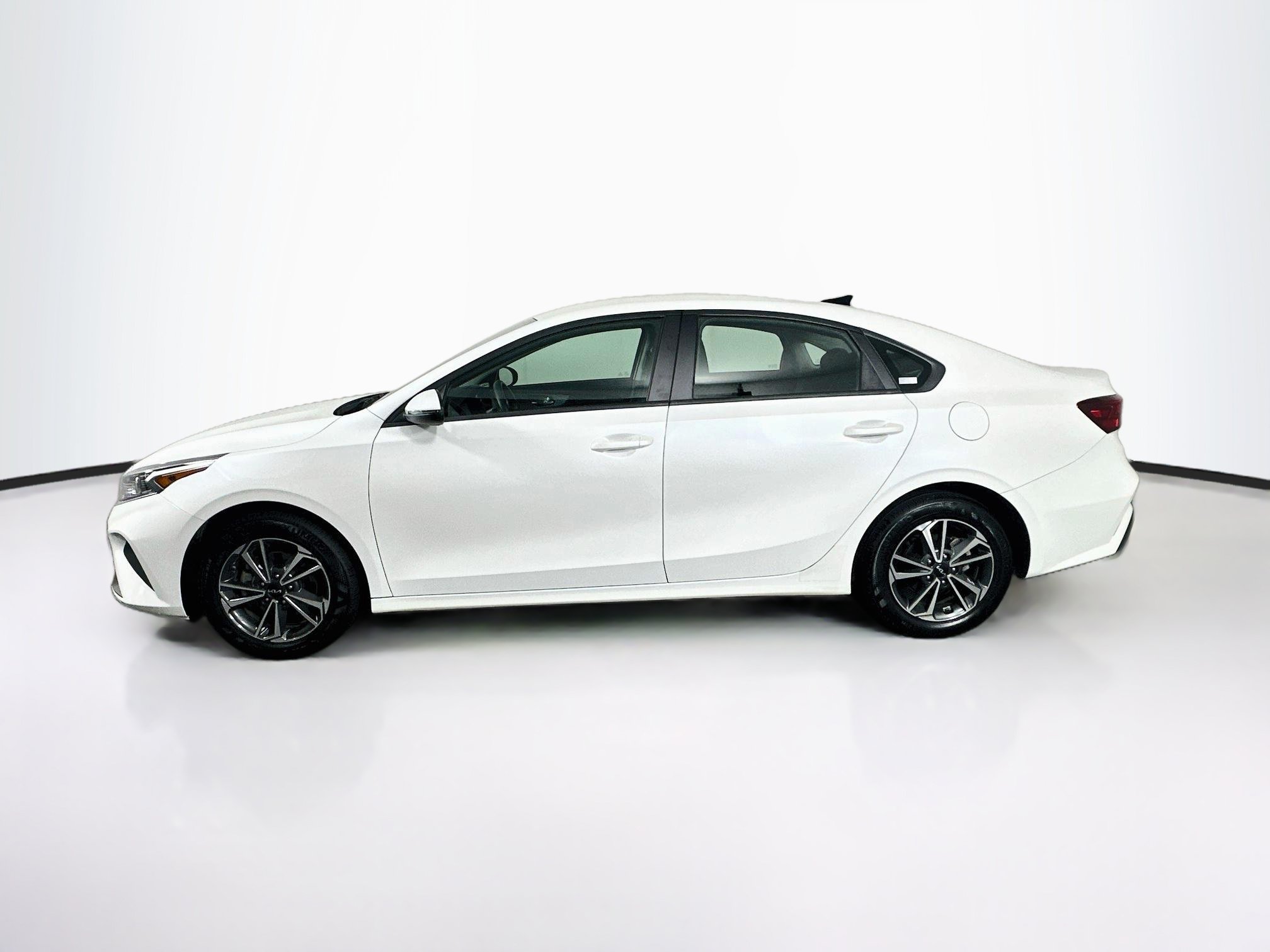 Used 2024 Kia Forte LXS w/ LXS Technology Package FWD image 4
