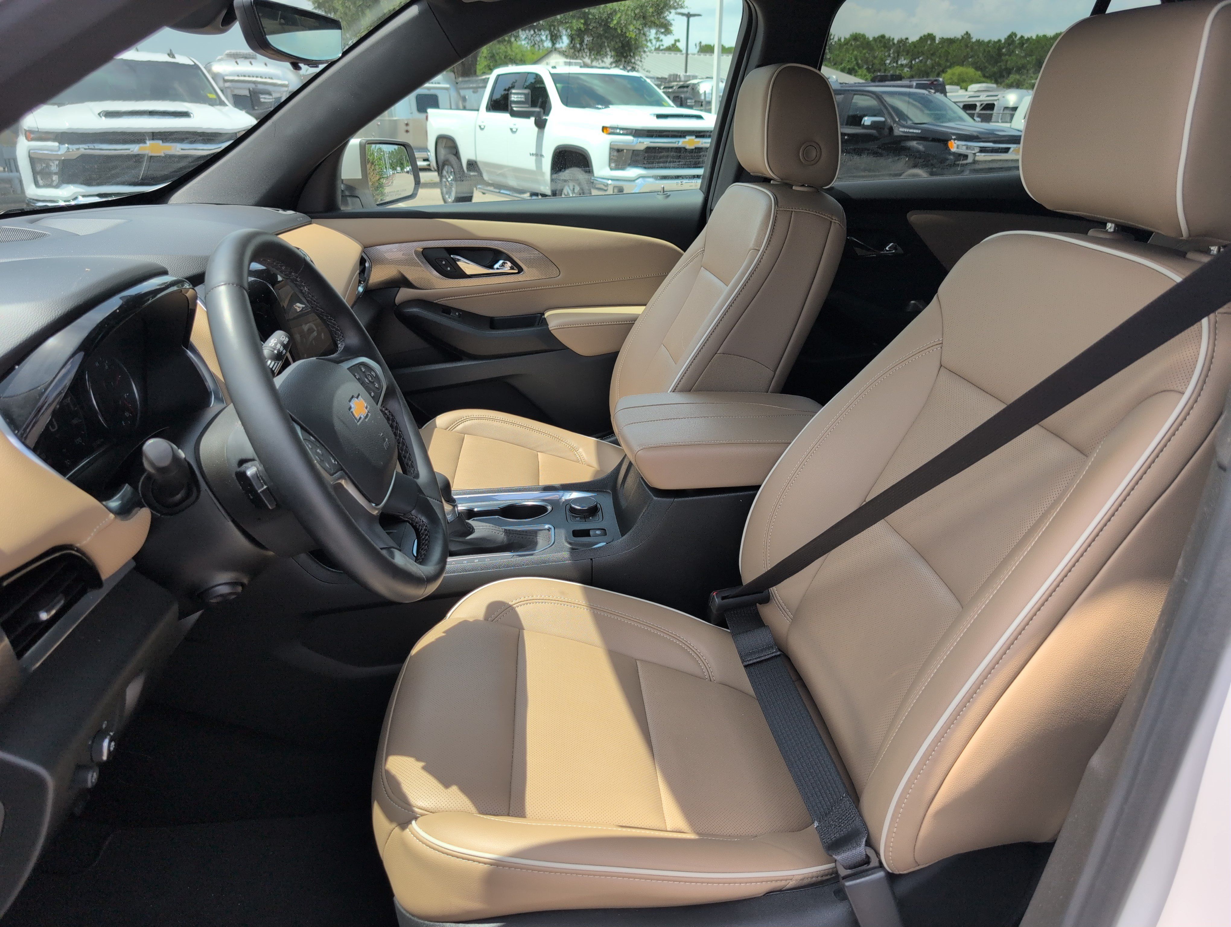 Used 2023 Chevrolet Traverse Premier FWD image 13