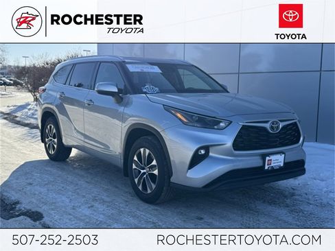 Used 2022 Toyota Highlander XLE image 1