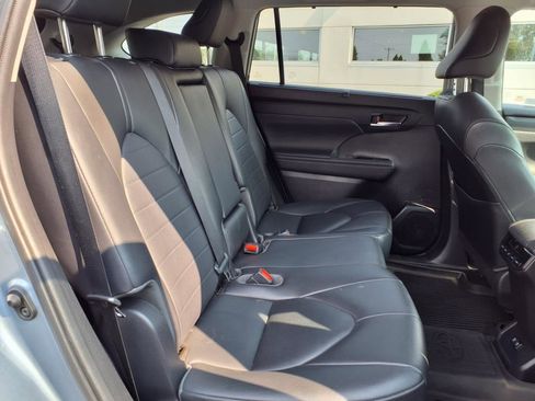 Used 2020 Toyota Highlander XLE image 9