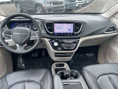 Used 2024 Chrysler Pacifica Touring-L image 21