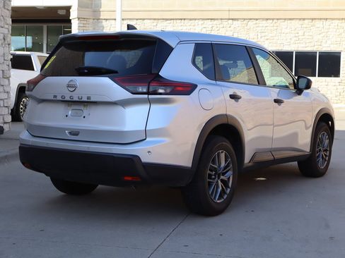 Used 2024 Nissan Rogue S FWD image 3