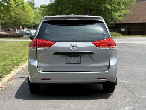 Used 2012 Toyota Sienna FWD image 5