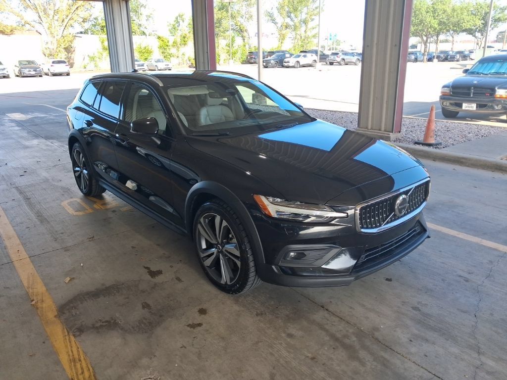Used 2025 Volvo V60 B5 Cross Country Plus AWD/4WD image 6