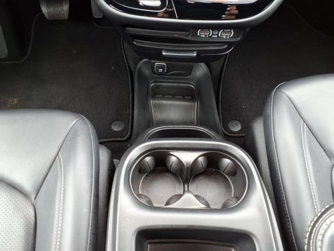Used 2025 Chrysler Pacifica Select FWD image 19