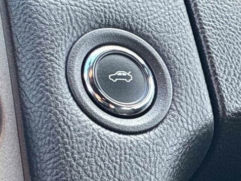 Used 2018 Ford Taurus SEL image 13