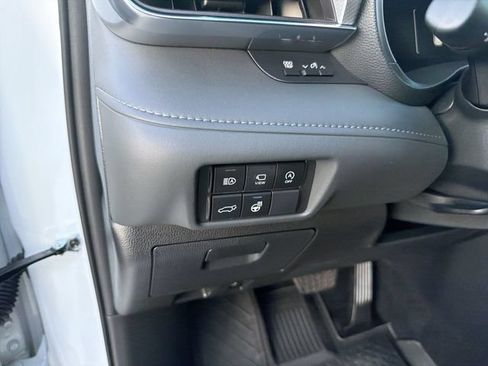 Certified 2024 Toyota Highlander Platinum AWD/4WD image 11