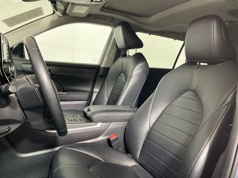 Used 2021 Toyota Highlander XLE AWD/4WD image 20