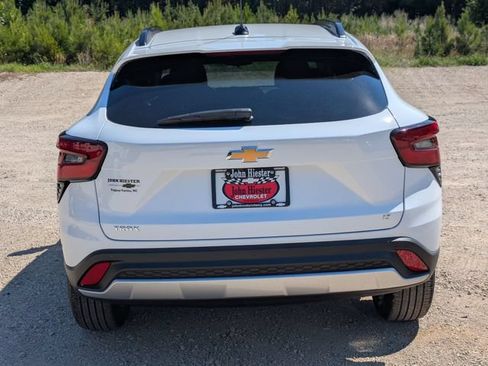 New 2026 Chevrolet Trax LT w/ Driver Confidence Package FWD image 3