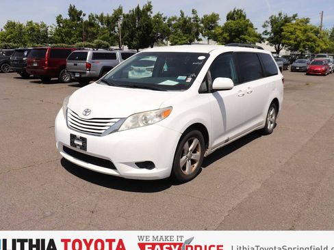 Used 2015 Toyota Sienna LE FWD image 1